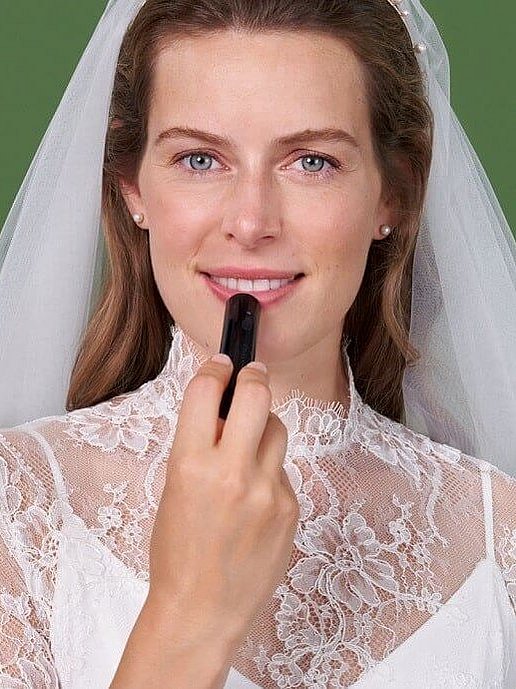 Kobieta używa herpothermu przeciwko opryszczce w dniu ślubu.