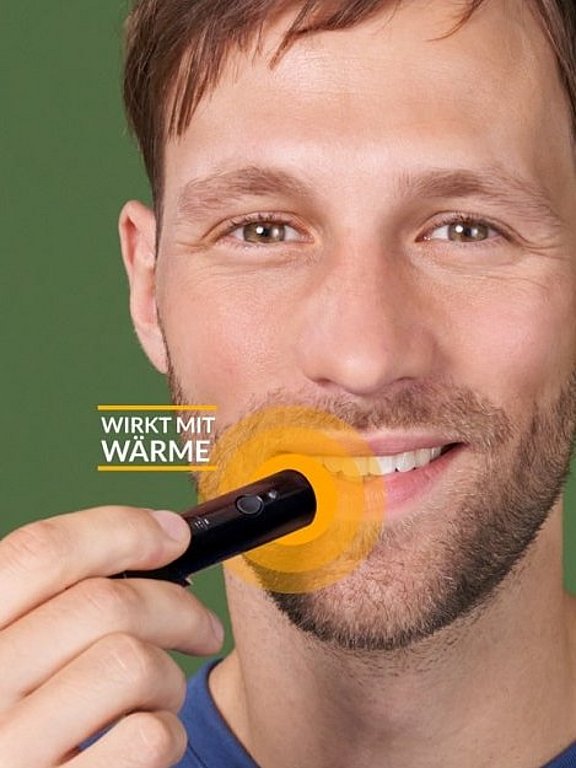 Mann nutzt den herpotherm Wärmestift bei Lippenherpes.