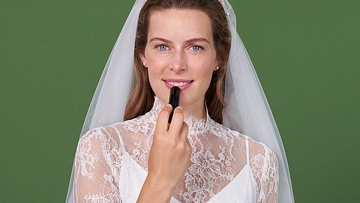 Frau benutzt herpotherm gegen Herpes am Tag ihrer Hochzeit.