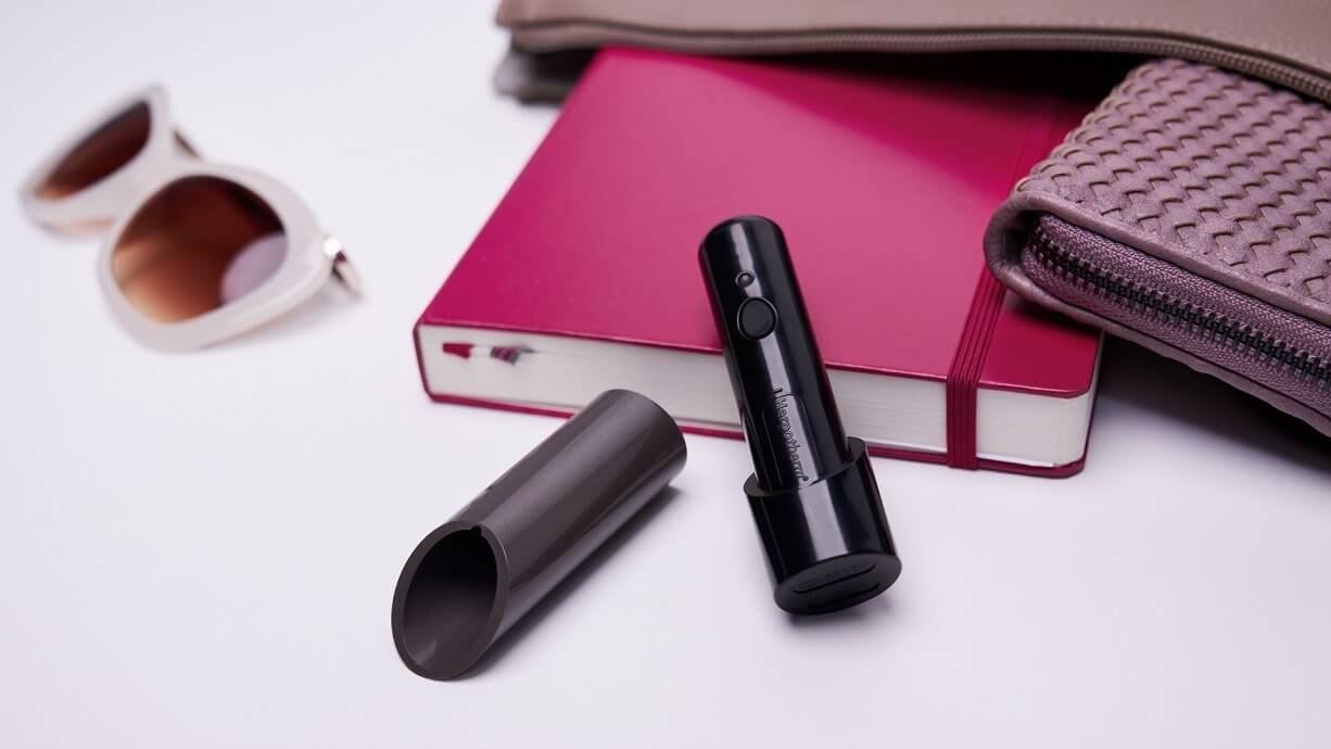 The herpotherm heating pen goes well together with a personal organizer and wallet.